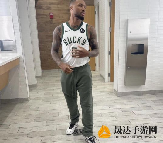 NBA赛场热血激战：利拉德关键时刻准绝杀雄鹿，带领开拓者挫败火箭，稳挺西部赛区位置