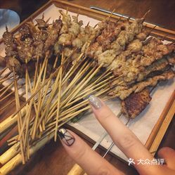 深夜烧烤会的温馨记忆：惊醒味蕾的美食，灵魂深处的陪伴，发在朋友圈的快乐分享