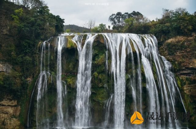 游客惊呼水帘洞的水都拉丝了，旅游地自然破坏现象引发关注，该如何科学应对与治理？